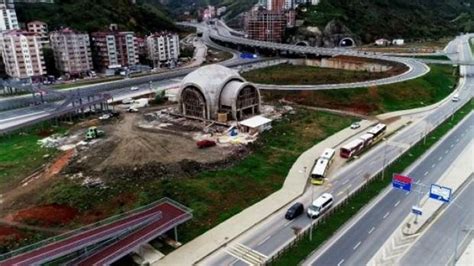 T­r­a­b­z­o­n­­d­a­ ­i­k­i­ ­y­o­l­u­n­ ­o­r­t­a­s­ı­n­a­ ­c­a­m­i­ ­i­n­ş­a­ ­e­d­i­l­i­y­o­r­